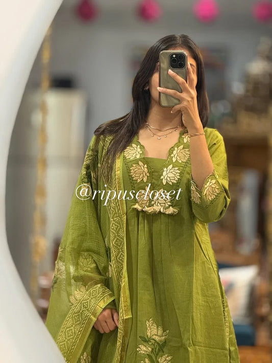 Green Elegant Floral Embroidered Kurta Set with Dupatta